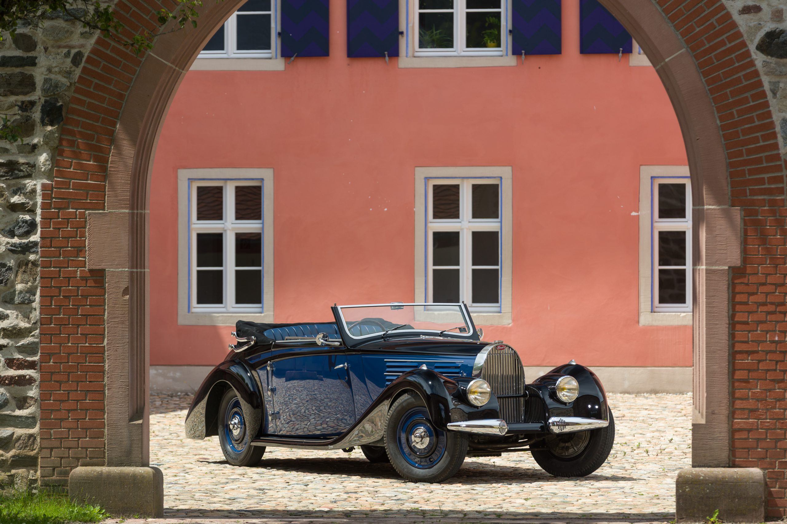 1939 Bugatti 57 cabriolet 4 seater by Vanvooren © Peter Singhof