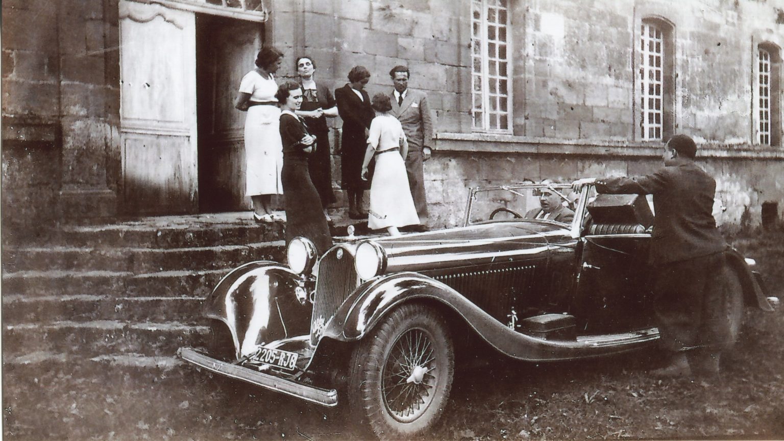 Alfa 8C, Count de Saint Pierre at the wheel with Raoul Calvayrac looking on. Chateu de Besse, Dordogne 1935