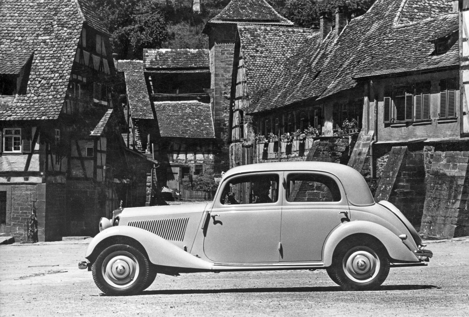 Beautiful silhouette against a homely backdrop: Mercedes-Benz 170 V from the W 136 series, built from 1947 onwards