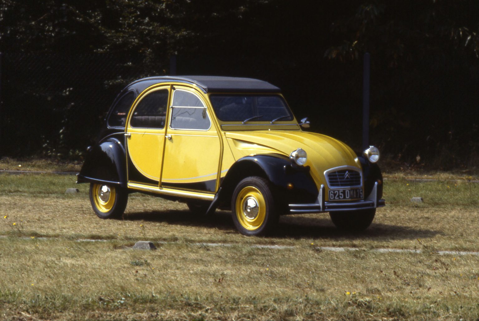 CITROEN_2CV_CHARLESTON_(82.192.17_copyright_GUYOT_et_VIVIER)_0