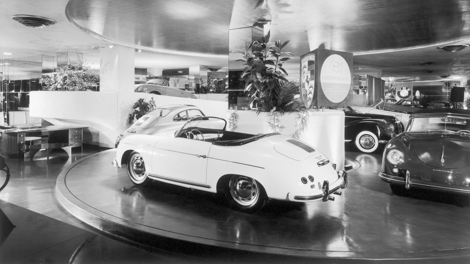 The showroom at Hoffman Motor Car Company on Park Avenue in New York City with Porsche 356 models on display in coupé, cabriolet and Speedster variants (1954/1955)