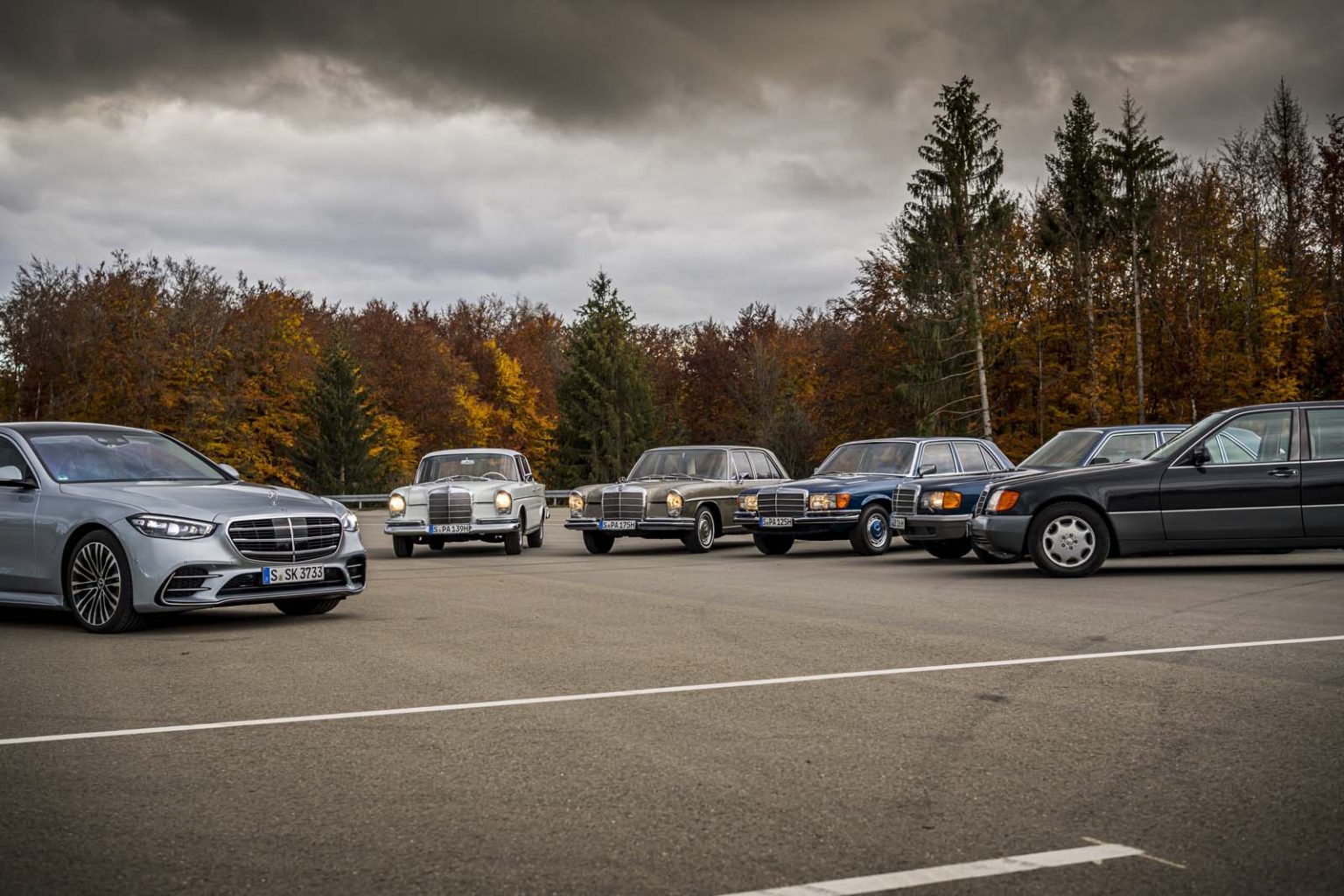 The tradition of the Mercedes-Benz S-Class: Vehicles from the Mercedes-Benz Classic collection together with the all-new S-Class model series 223 of 2020, press driving event at the Daimler Test and Technology Center (PTZ) in Immendingen, October 2020. From left to right: S 500 4MATIC (model series 223, combined fuel consumption (NEDC): 8.4-7.8 l/100 km, combined CO₂-emissions (NEDC): 192-179 g/km), 300 SE (W 112, 1961 to 1965), 250 SE (W 108, 1965 to 1972), 350 SE (model series 116, 1972 to 1980), 500 SEL (model series 126, 1979 to 1992) and 600 SEL (model series 140, 1991 to 1998). (Photo signature in the Mercedes-Benz Classic archives: D694808)