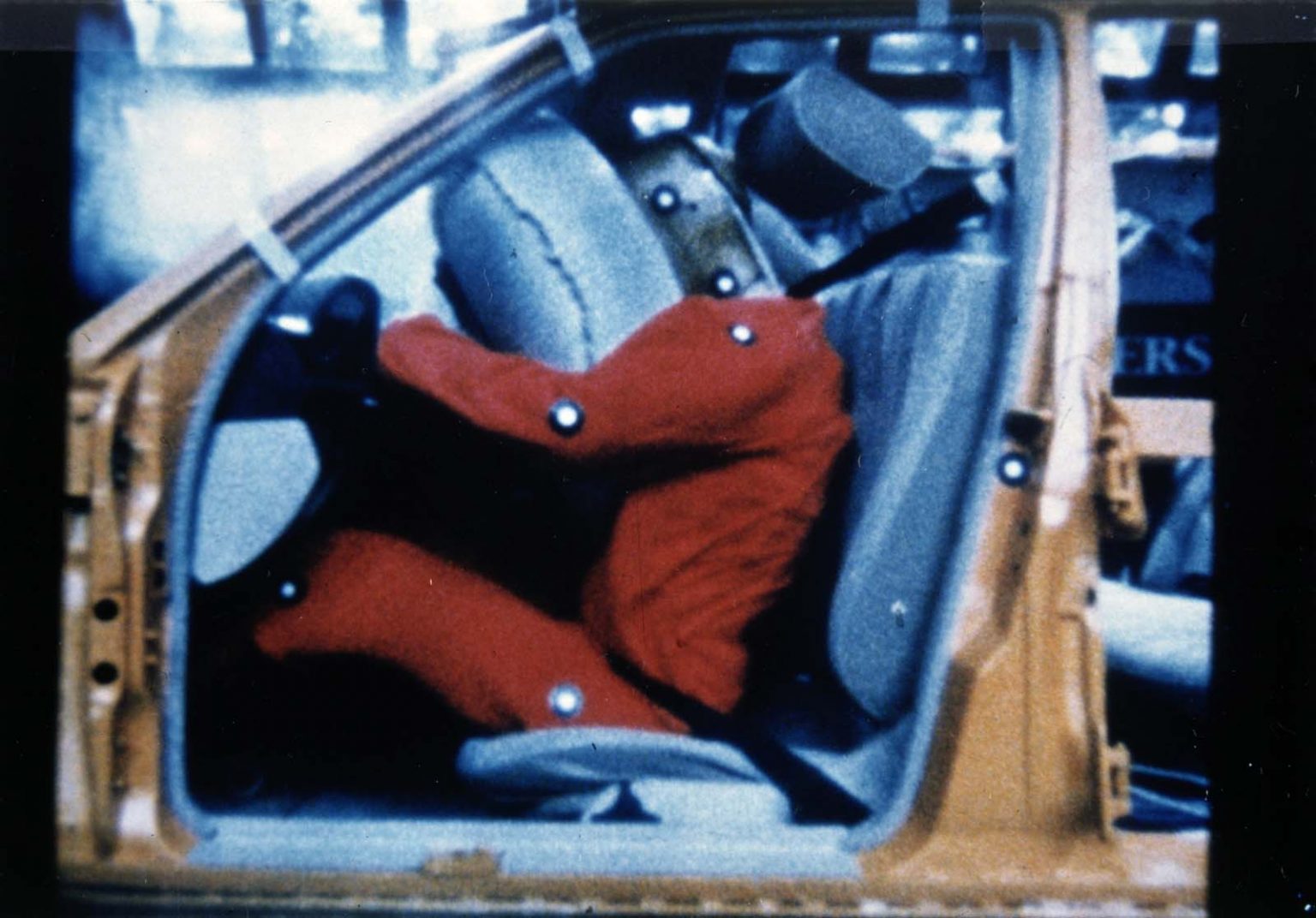 Sequence showing the functioning of steering-wheel airbag and seat belt tensioner in 1981.