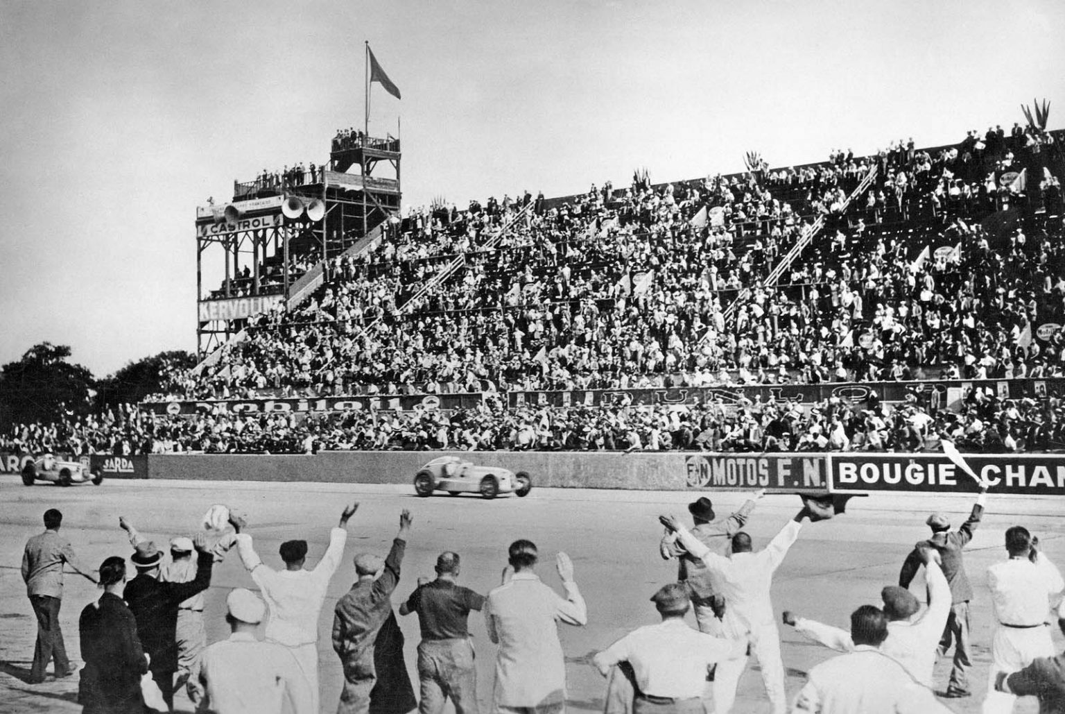 Rudolf Caracciola is crowned the 1935 European Grand Prix Champion at the wheel of the Mercedes-Benz W 25 formula racing car, weighing a mere 750 kilograms. On 23 June 1935, at the French Grand Prix in Montlhéry, Caracciola (starting number 2) crossed the finish line first, directly ahead of his team mate Manfred von Brauchitsch (starting number 6). (Photo signature in the Mercedes-Benz Classic archive: 22163)
