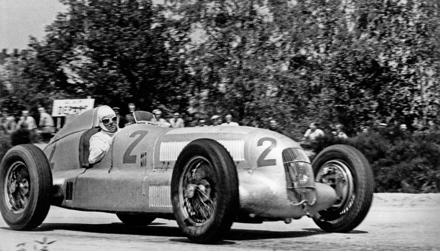 Rudolf Caracciola is crowned the 1935 European Grand Prix Champion at the wheel of the Mercedes-Benz W 25 formula racing car, weighing a mere 750 kilograms. He claimed the victory at races including the French Grand Prix in Montlhéry, on 23 June 1935, ahead of his team mate Manfred von Brauchitsch. (Photo signature in the Mercedes-Benz Classic archive: 22021)