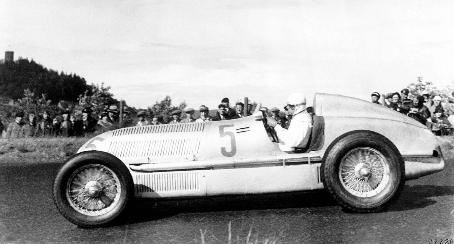 Rudolf Caracciola is crowned the 1935 European Grand Prix Champion at the wheel of the Mercedes-Benz W 25 formula racing car, weighing a mere 750 kilograms. The photograph shows the subsequent winner Caracciola at the international “Eifelrennen” race at Nürburgring on 16 June 1935. (Photo signature in the Mercedes-Benz Classic archive: 22226)