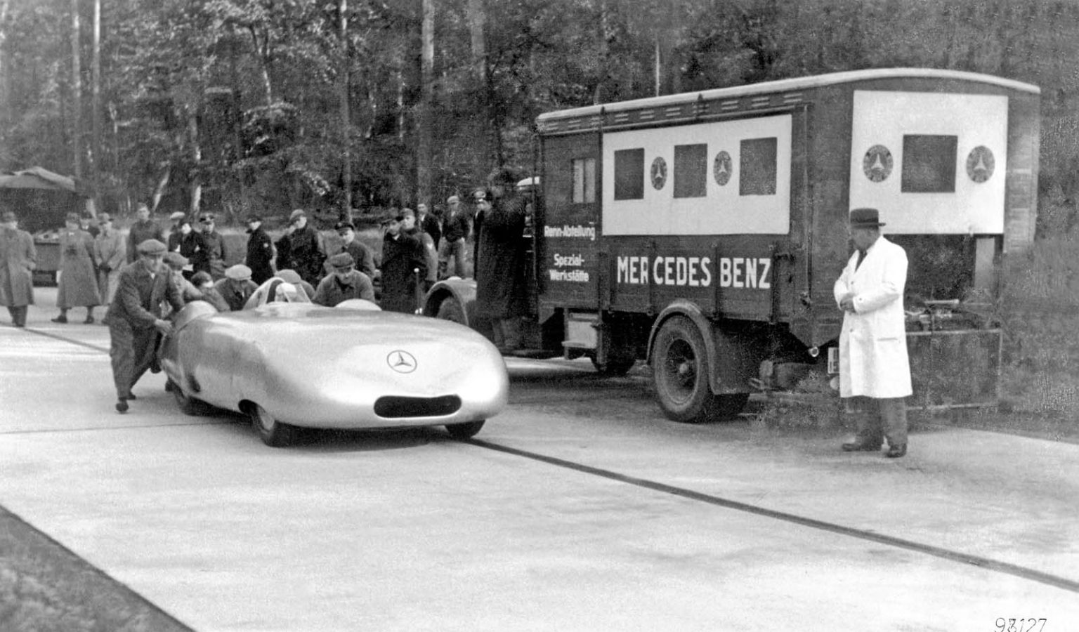 Records on the Frankfurt–Darmstadt motorway, 11 November 1936. Driving the Mercedes-Benz 12-cylinder streamlined record-breaking car W 25, Rudolf Caracciola sets a total of five international class record s and one world record. (Photo signature in the Mercedes-Benz Classic archive: 98127)