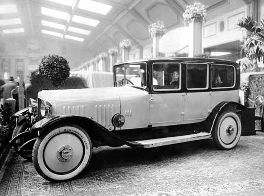 German Automotive Exhibition in Berlin, 1921: Maybach-Motorenbau GmbH showcases its first car, a Maybach W 3