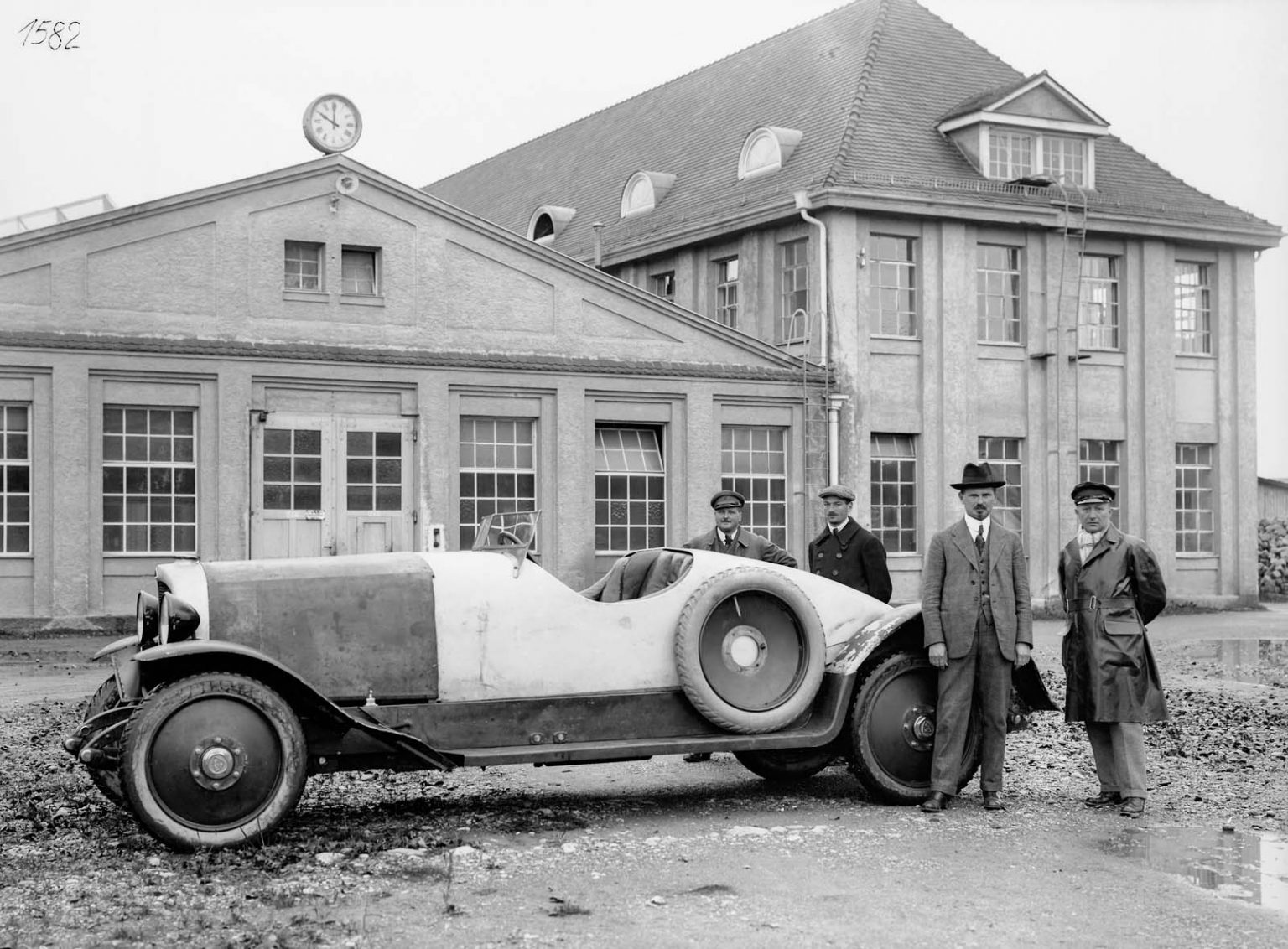 Karl Maybach (second from the right) next to a Maybach W 3 in front of the Maybach-Motorenbau GmbH production facility in the mid-1920s